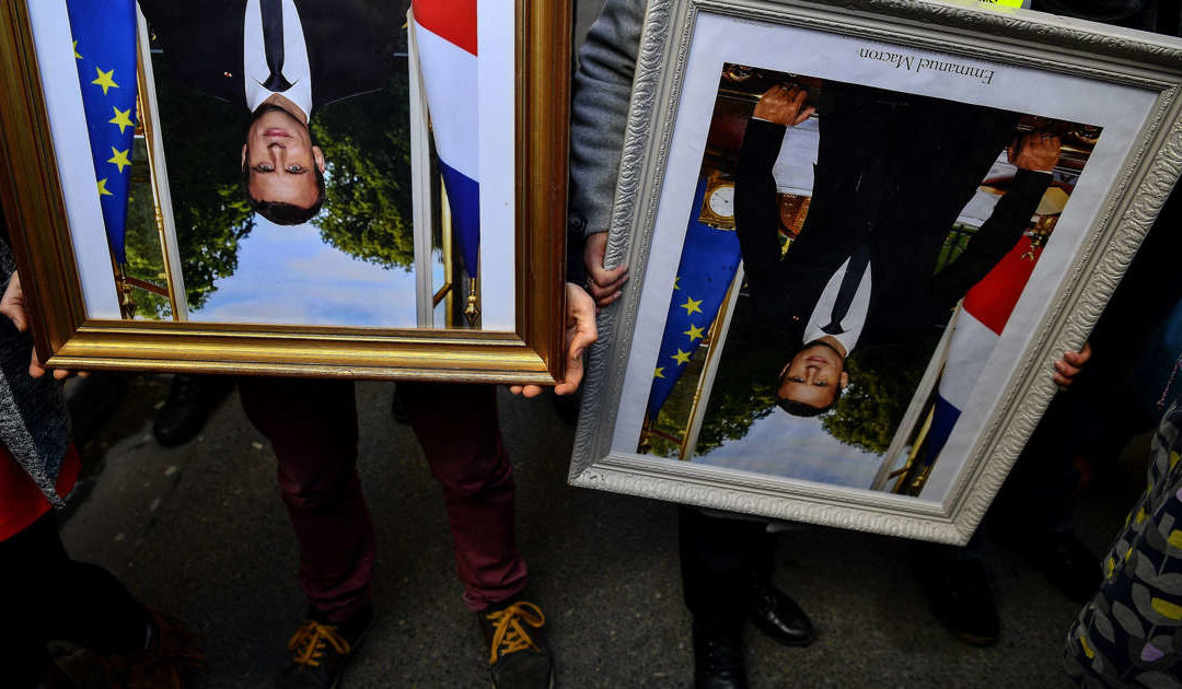 Décrocher un portrait présidentiel relève-t-il de la liberté d’expression ?